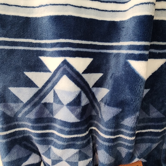 COPY - NWT Soft Hurley Blue throw / Blanket - Picture 2 of 7